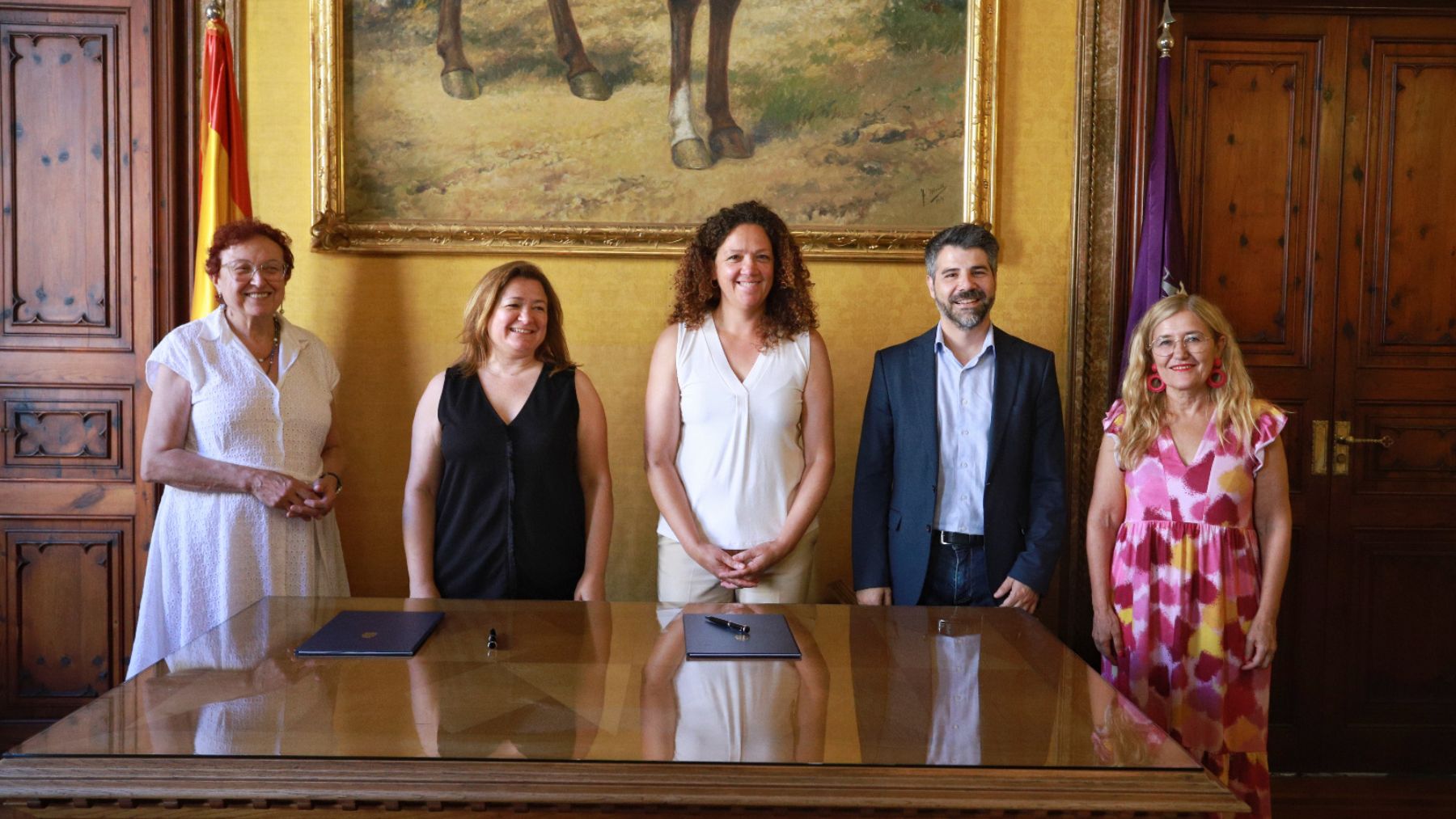 Cati Cladera entre Mercedes Garrido y Javier de Juan el pasado 26 de mayo tras la firma del convenio.