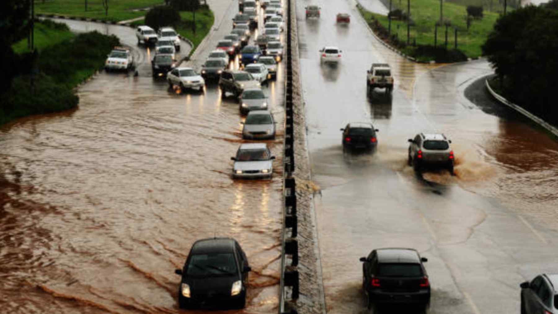 No hay que bajar la guardia. Los expertos advierten de que la tarde del domingo se complicará con más lluvias torrenciales