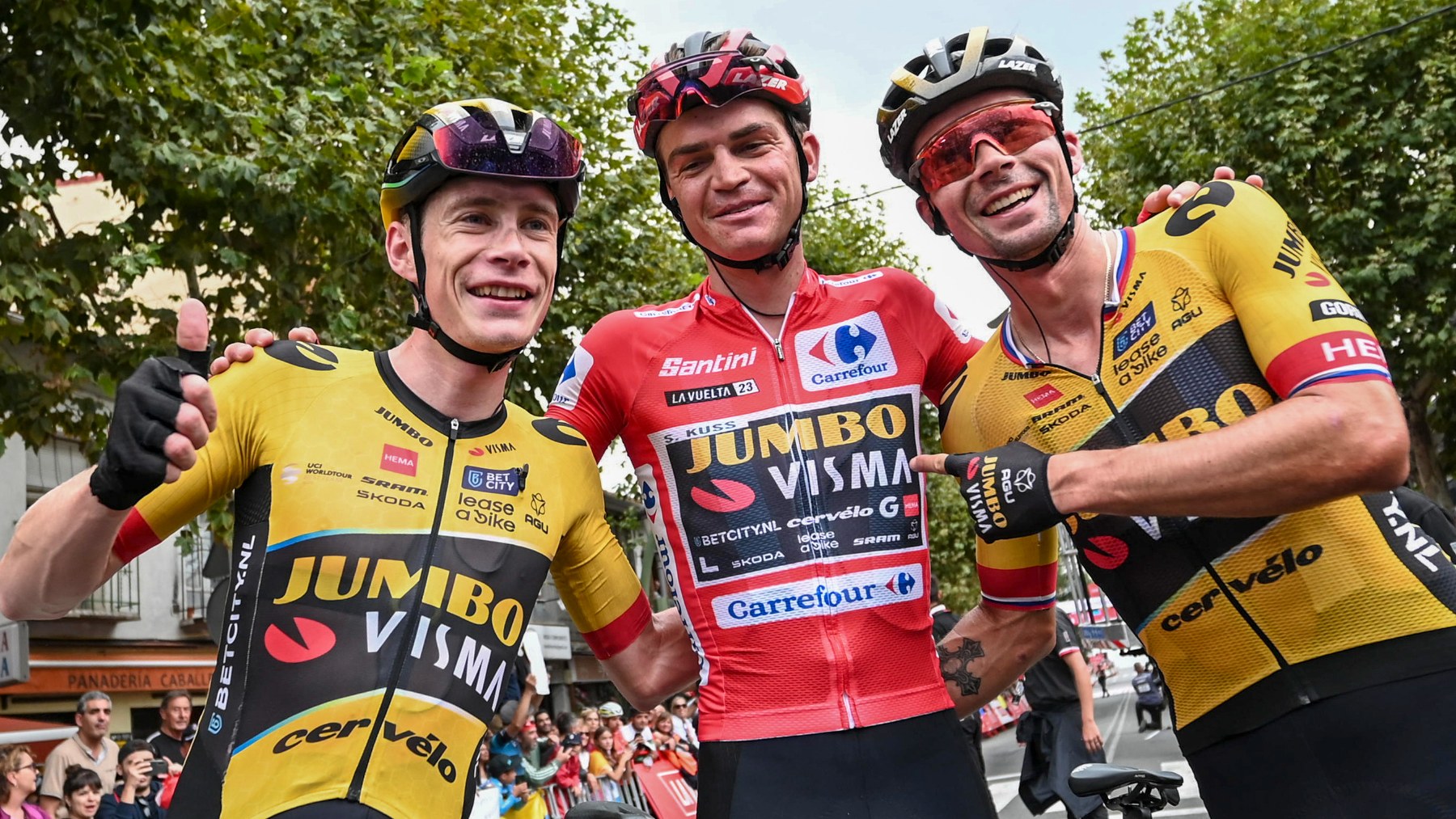 Jonas Vingegaard, Sepp Kuss y Primoz Roglic celebran su podio en la Vuelta. (EFE)