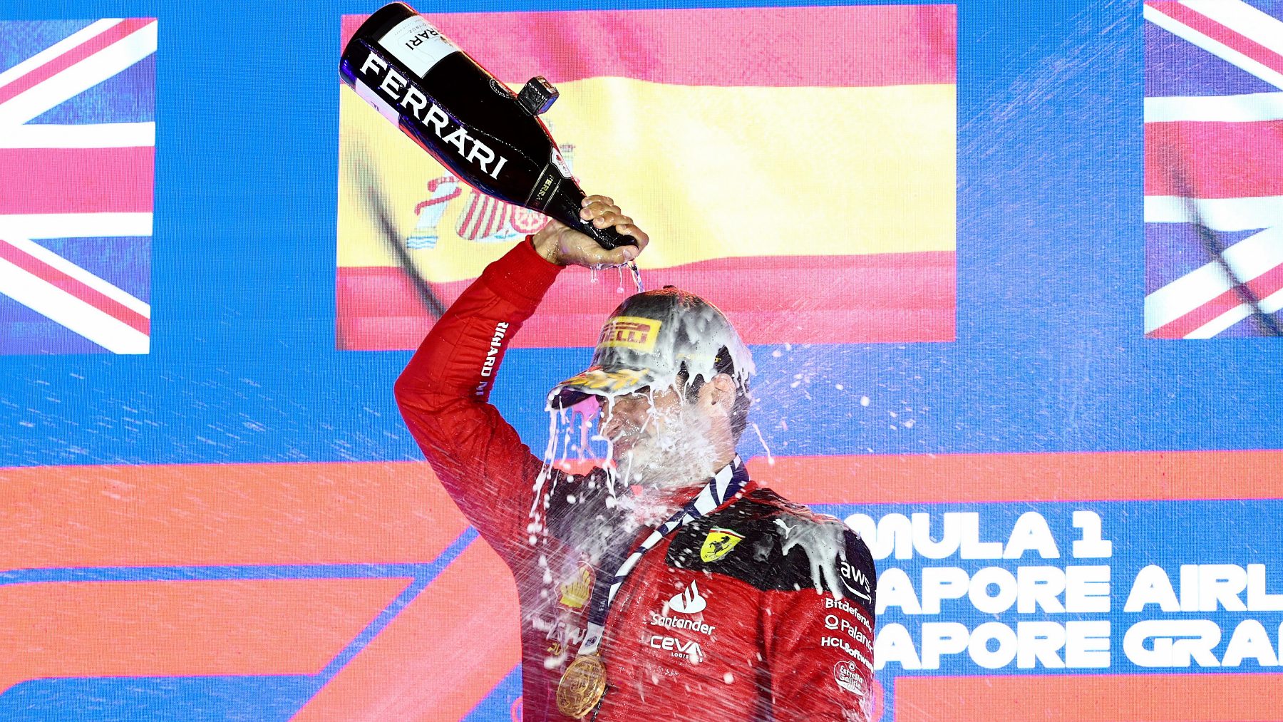 Carlos Sainz celebra su triunfo en el GP de Singapur. (Getty)