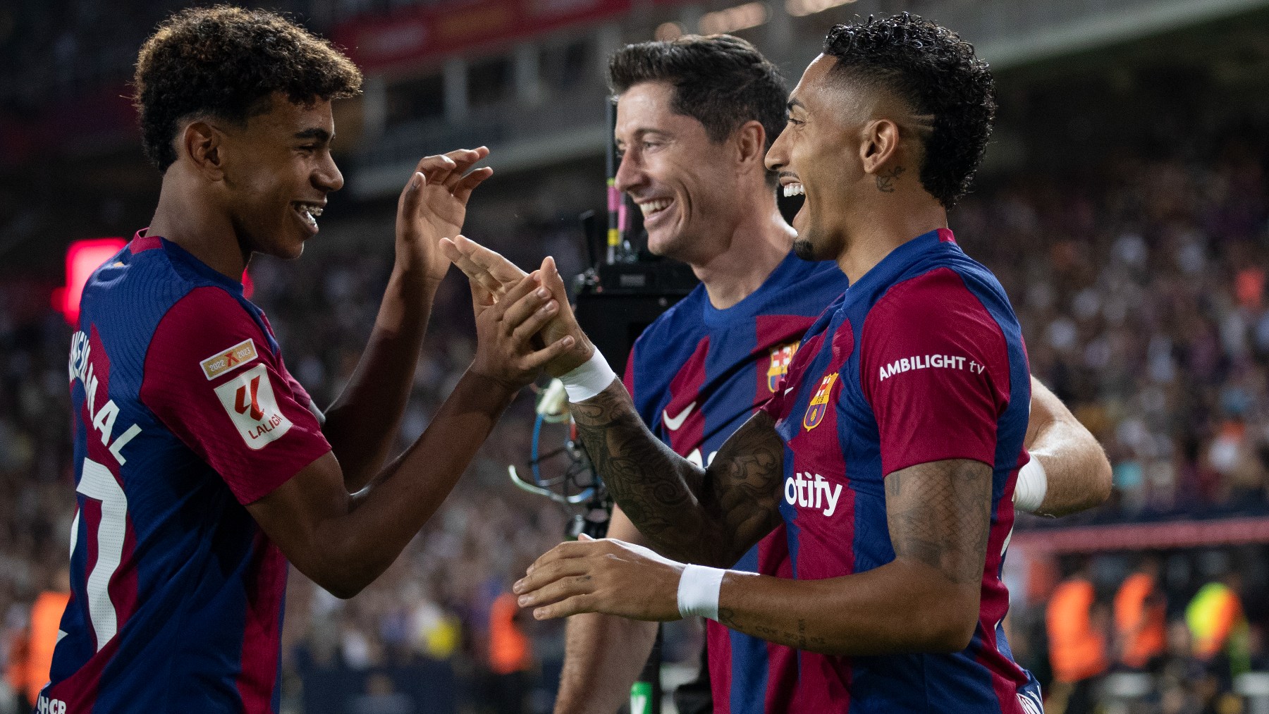 Lamine Yamal, Lewandowski y Raphinha celebran un gol ante el Betis. (EFE)