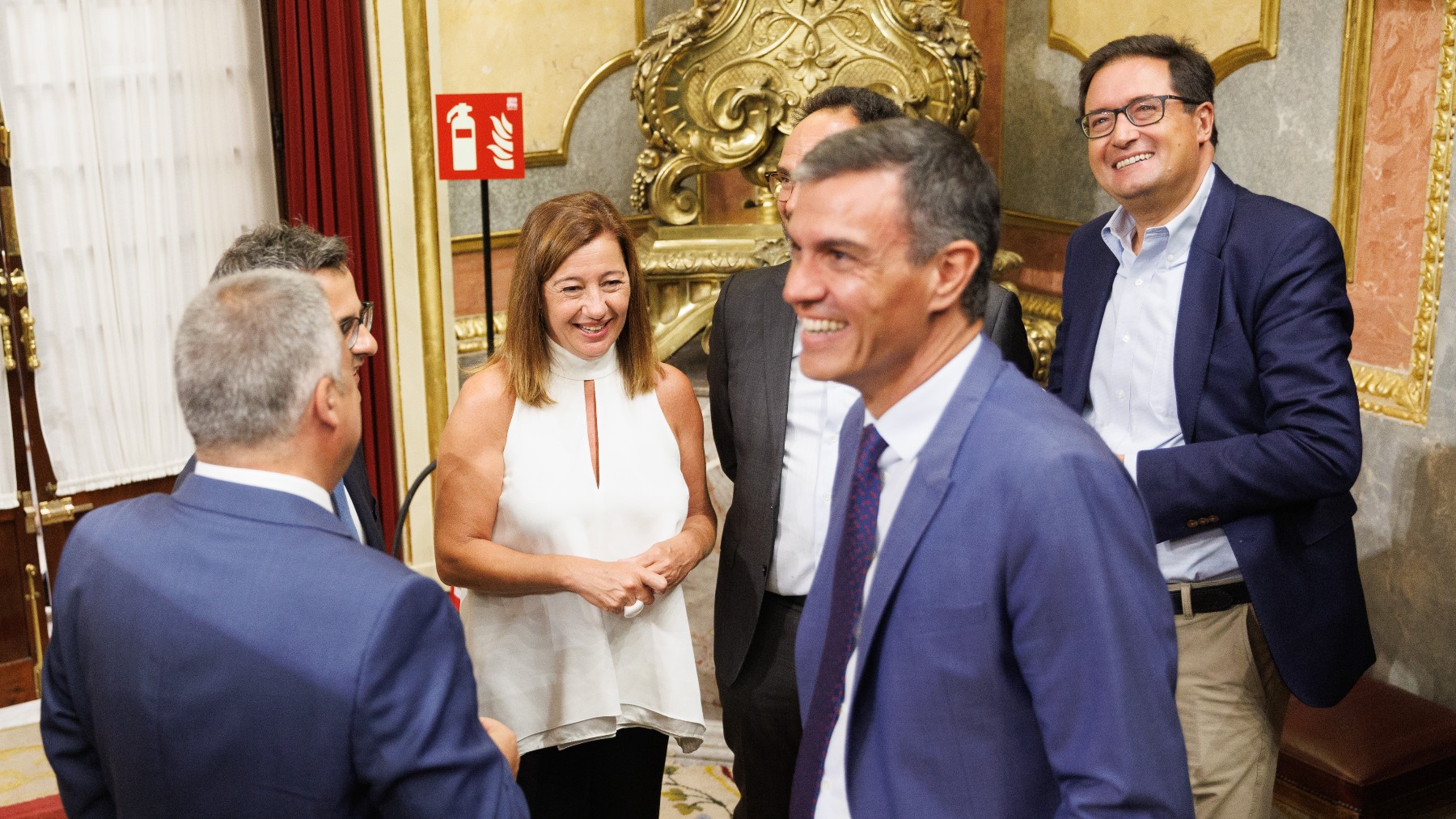 Armengol con Pedro Sánchez y otros diputados del PSOE. (Foto: EP)