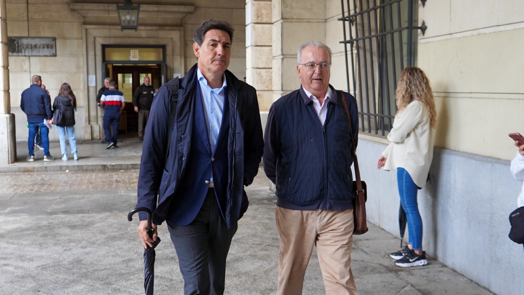Antonio Fernández (i) y Juan Márquez recogen la notificación de su condena de inhabilitación por los ERE (EUROPA PRESS).