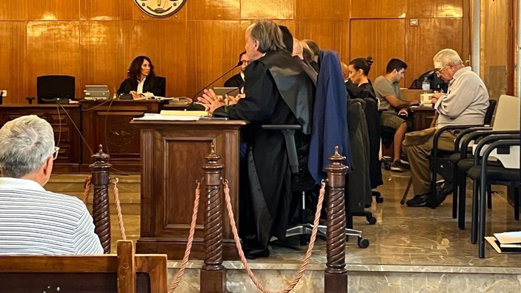 A la derecha, sentado tras los abogados y el fiscal, el anciano que mató a un ladrón que asaltó su casa en Porreres en 2018. A la izquierda, en el banquillo, uno de los acusados por participar en el robo