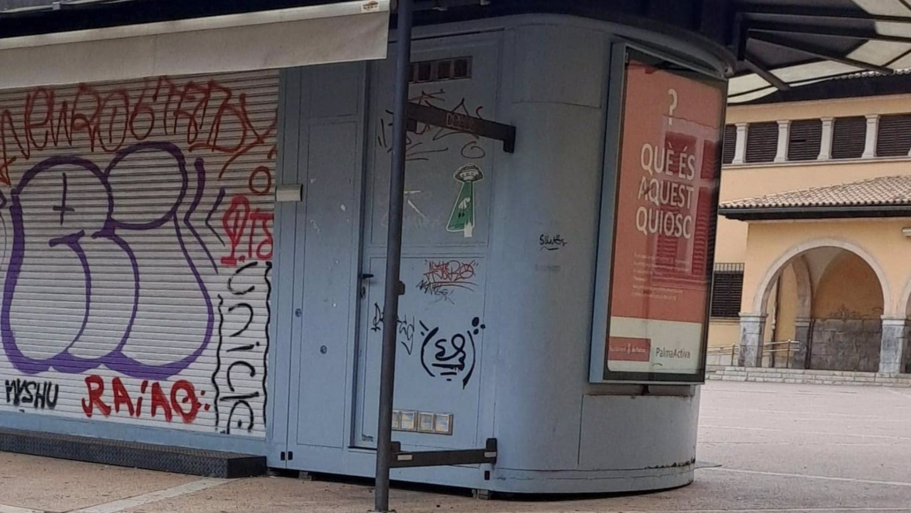 Kiosco de la plaza del Olivar, objeto de las pintadas