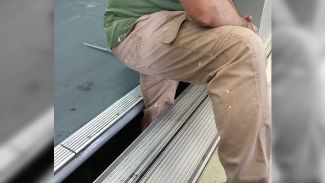 Rescatan a un pasajero con la pierna atrapada entre un vagón del metro de Sevilla y el andén