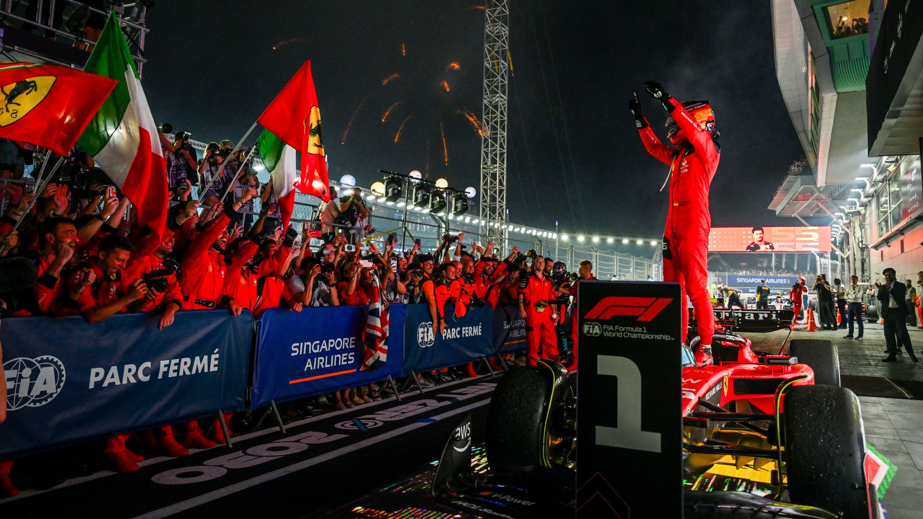 Sainz celebra la victoria en Singapur. (Getty)