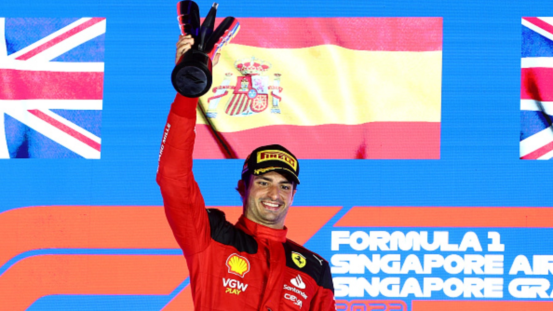 Carlos Sainz levanta el trofeo de ganador del GP de Singapur de Fórmula 1. (Getty)