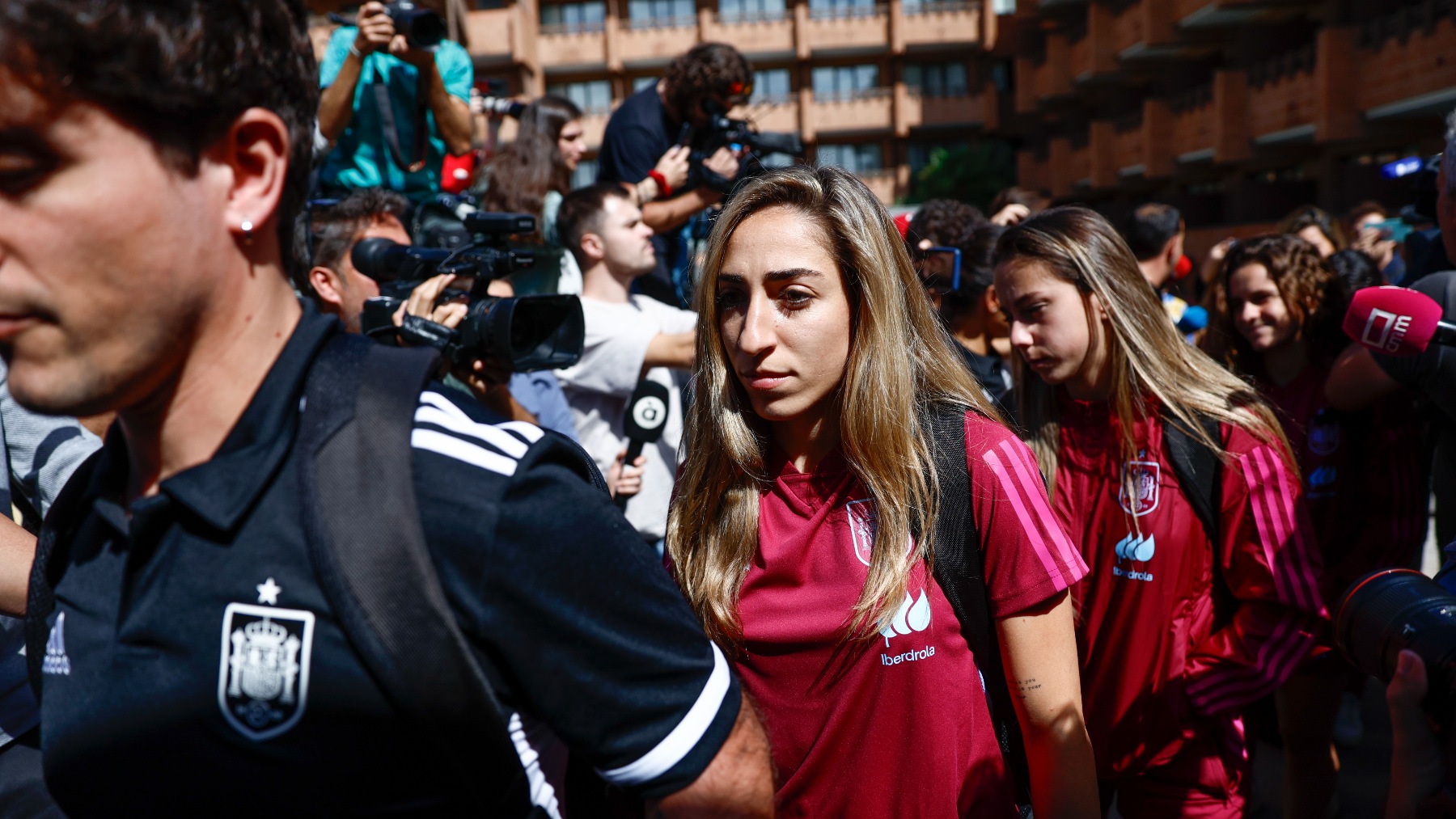 Olga Carmona llegando a la concentración. (EFE/ Rodrigo Jiménez)