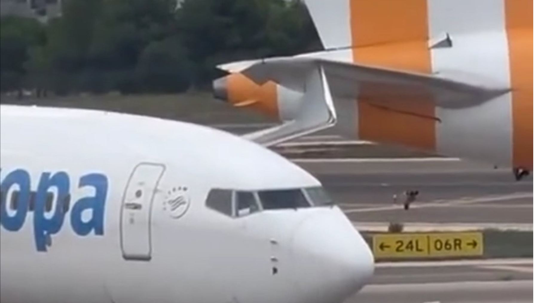 Imagen del choque que ha provocado la rotura del ala de uno de los aviones. PEP MARTORELL