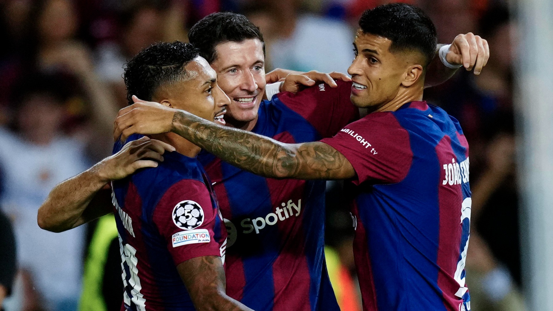 Lewandowski, Raphinha y Cancelo celebran un gol del Barça. (EFE)