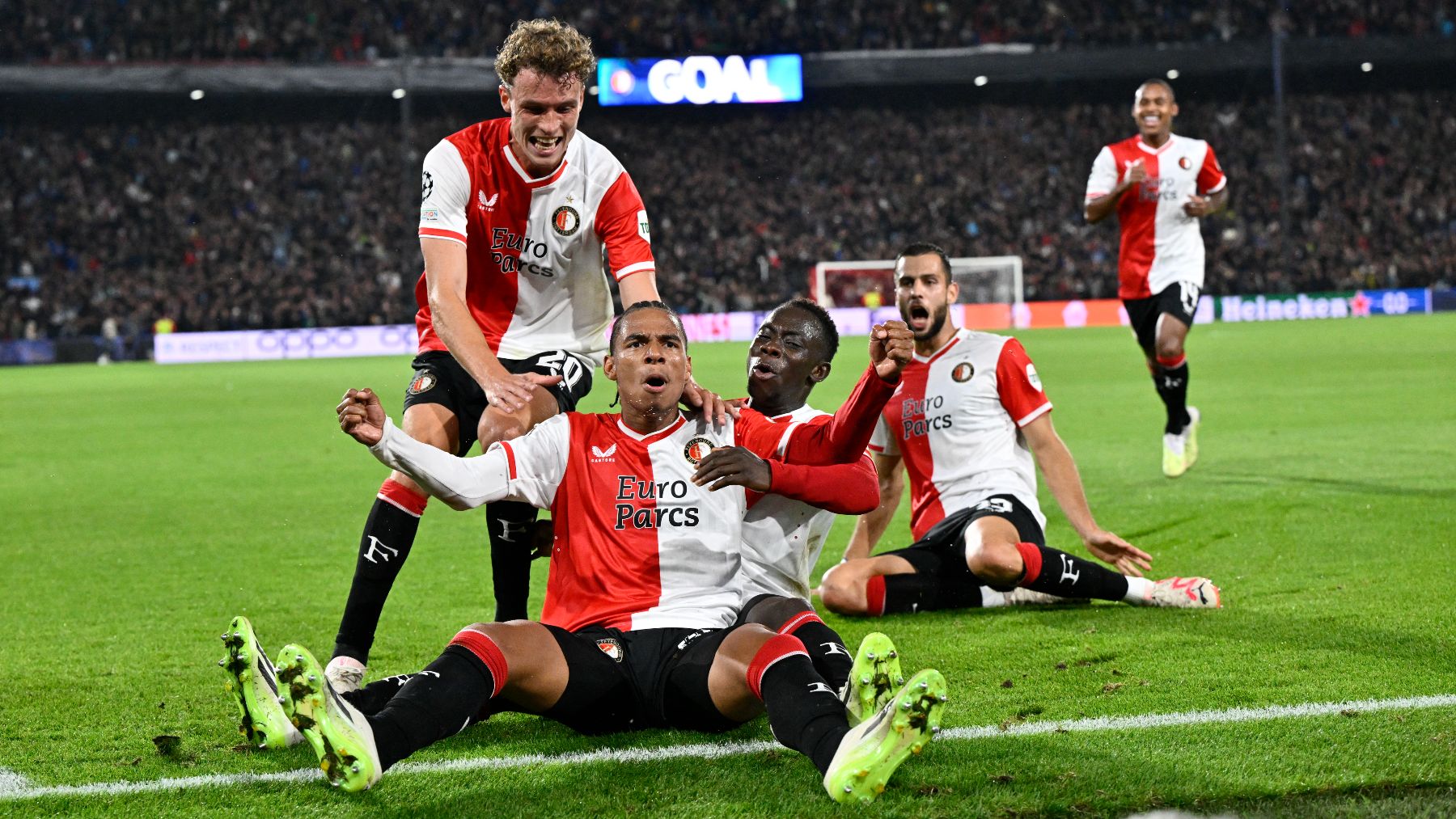 Los jugadores del Feyenoord celebran un gol. (AFP)