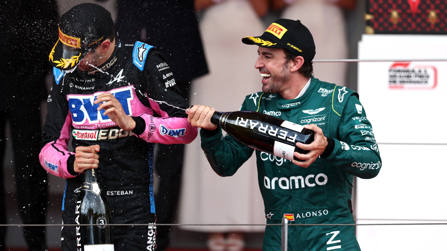 Fernando Alonso riega con champán a Ocon en el podio de Mónaco. (Getty)