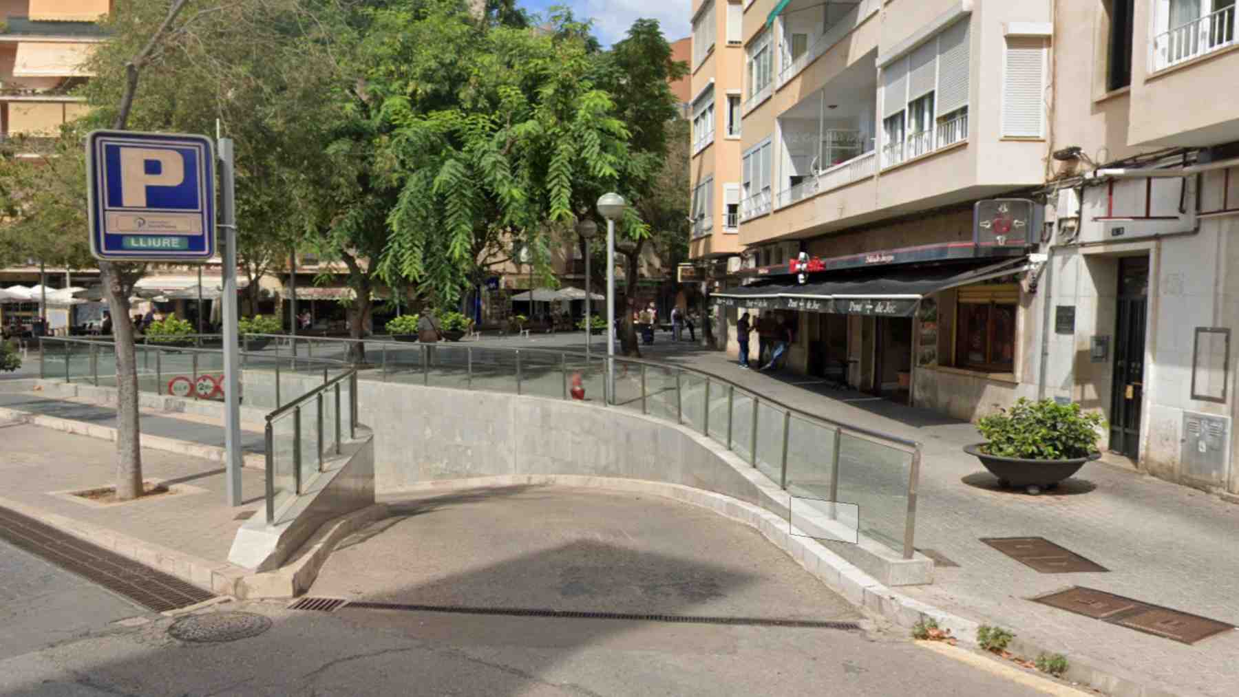 Entrada al aparcamiento municipal de la Plaza de Santa Pagesa en Palma.