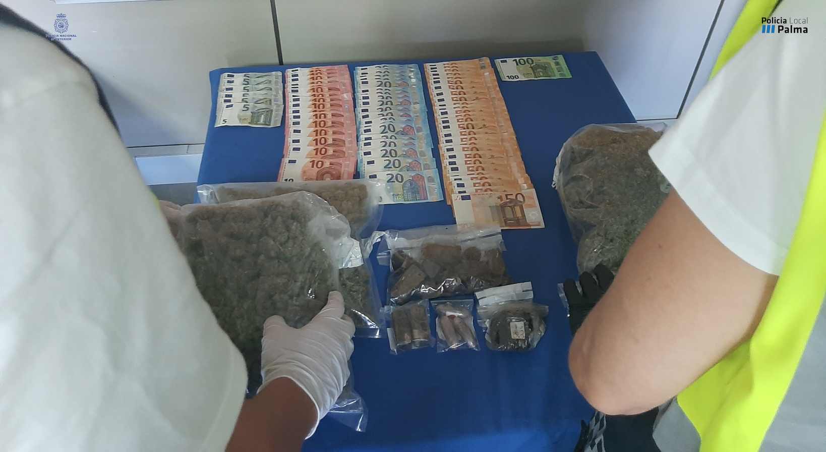 Dinero y drogas intervenidas en el local clandestino de Palma. POLICÍA NACIONAL