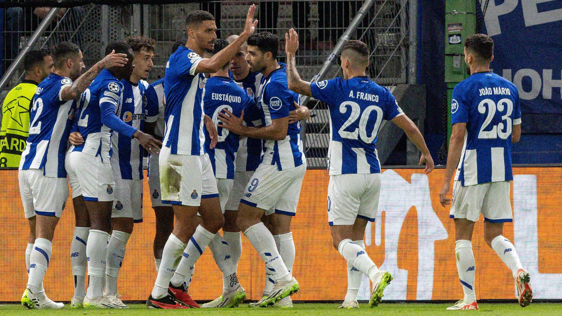 Los jugadores del Oporto celebran un gol. (AFP)