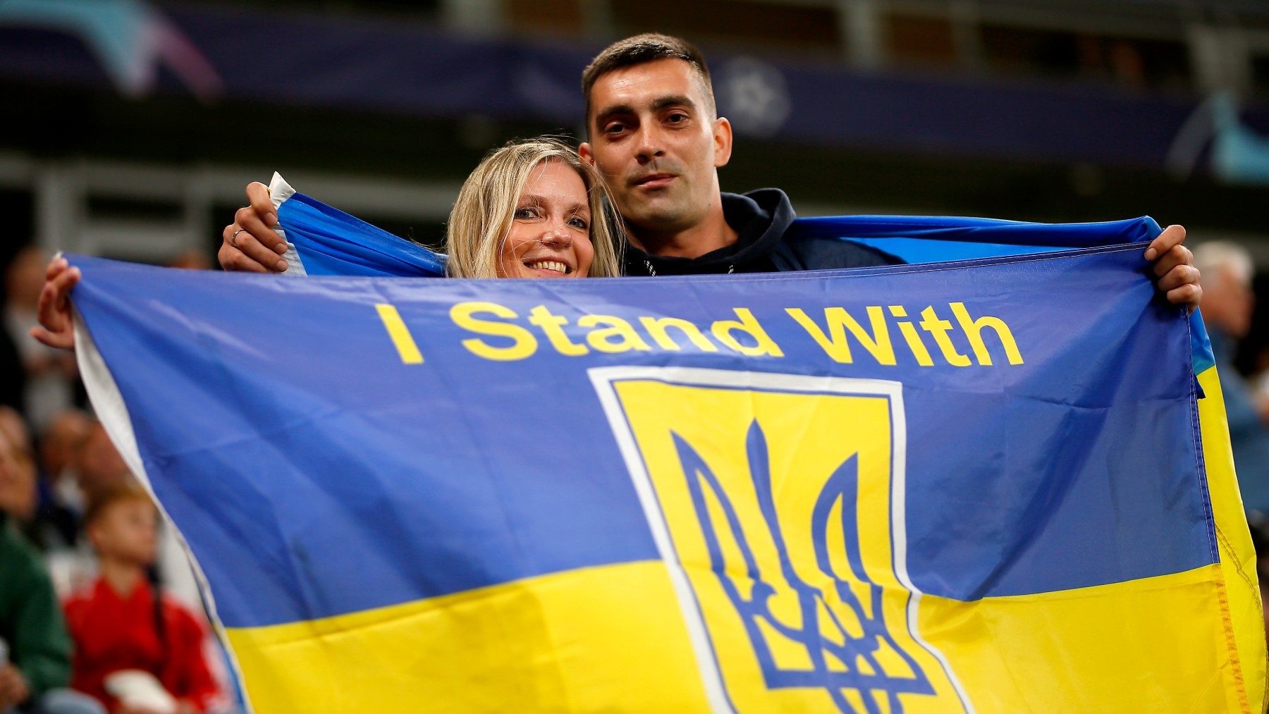 Aficionados del Shakhtar Donetsk, en un partido con la bandera de Ucrania. (Getty)