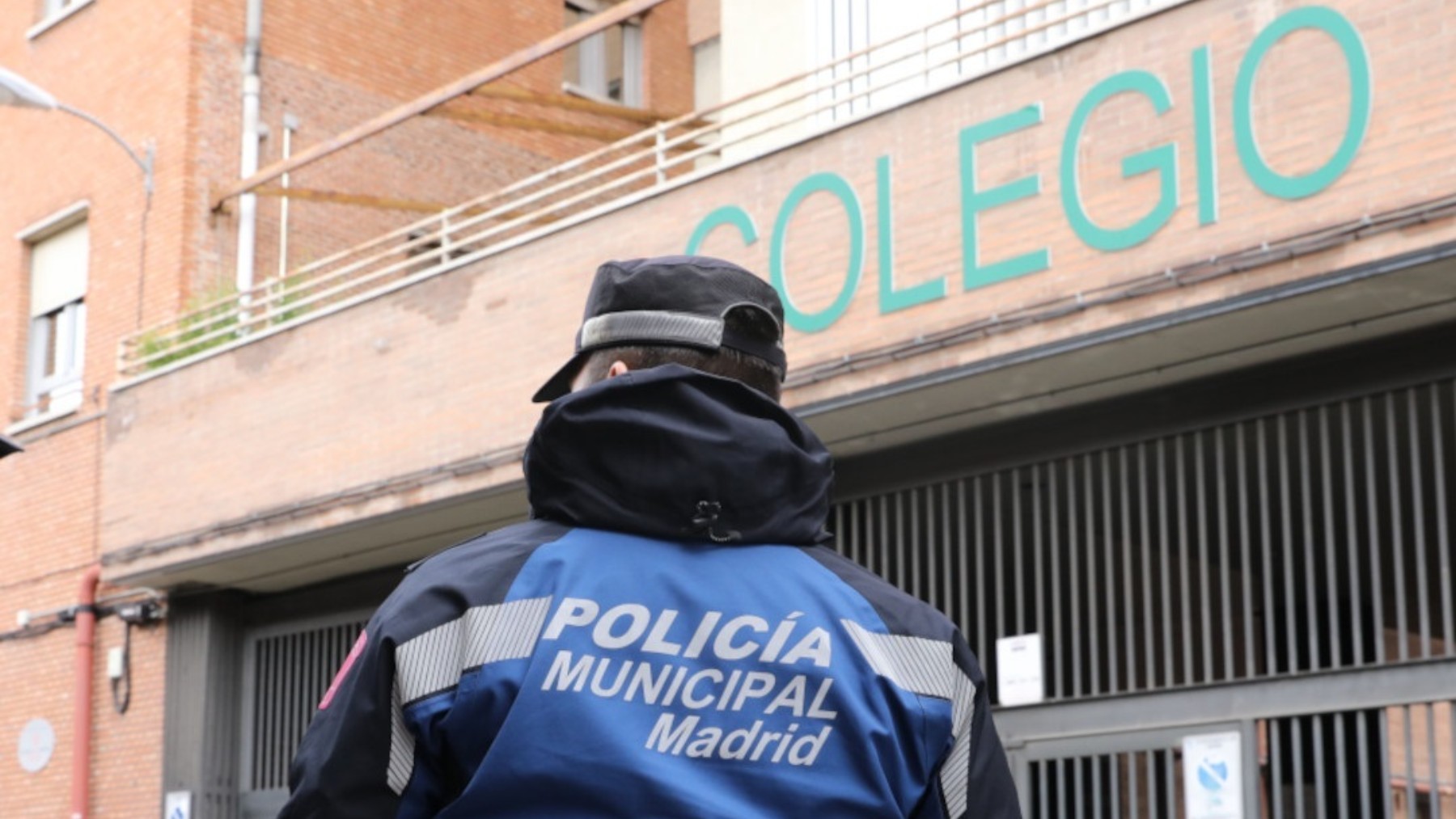 Agente de la Policía Municipal de Madrid en un colegio (Foto: Ep)