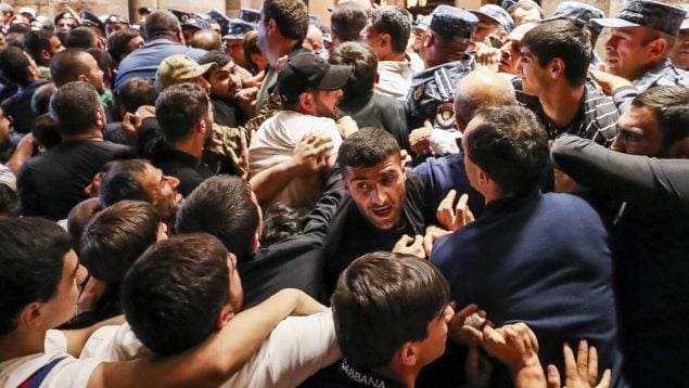 Miles de personas trataron de entrar en la sede del gobierno en la capital de Armenia