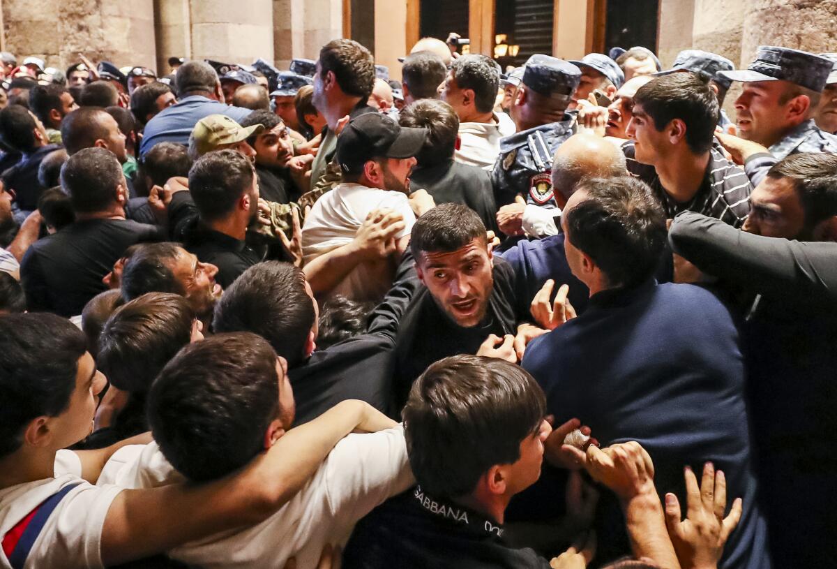 Miles de personas trataron de entrar en la sede del gobierno en la capital de Armenia