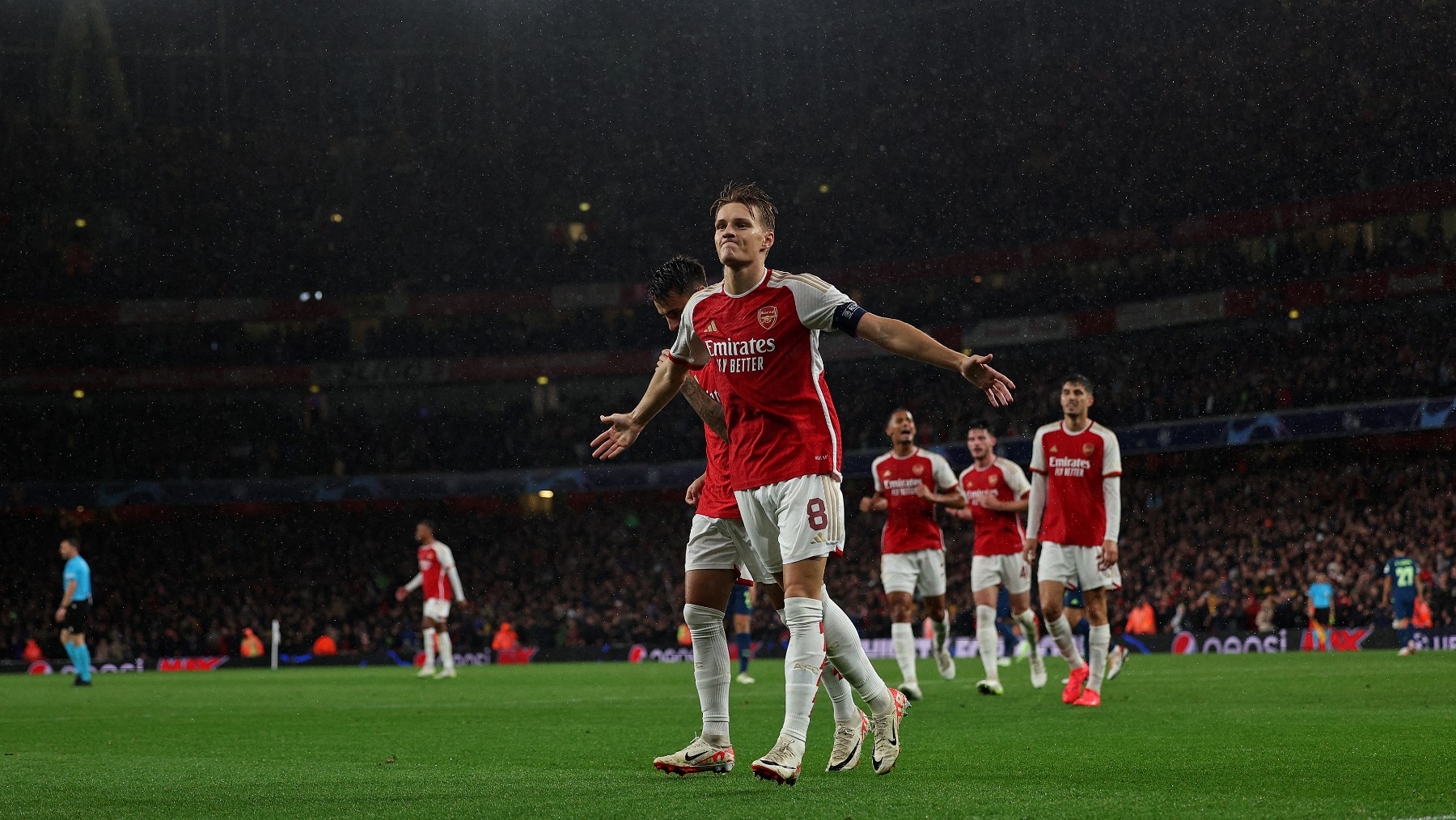 Ödegaard celebra un gol con el Arsenal. (AFP)