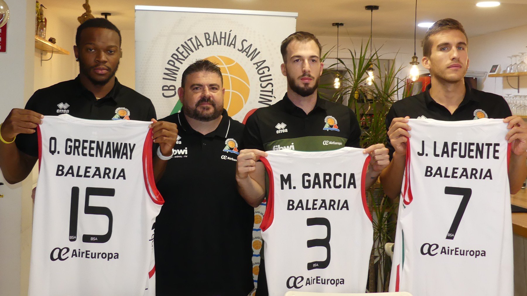 Los jugadores, junto a Pau Tomàs