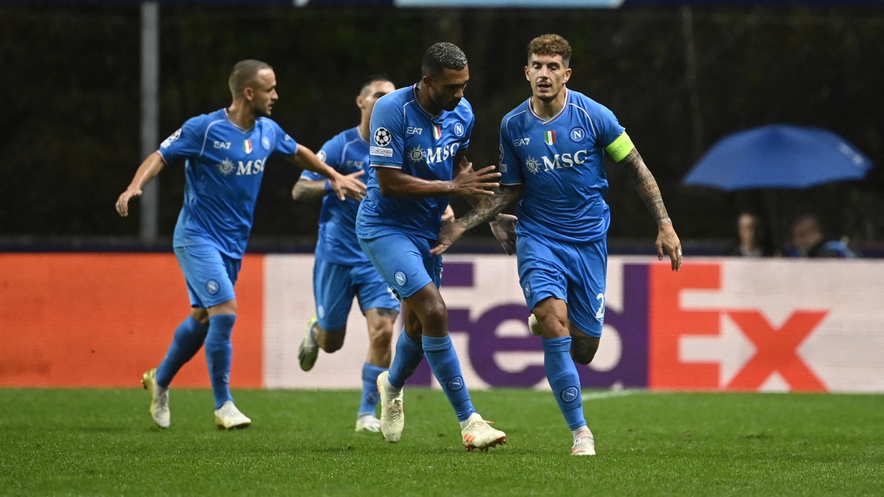 Los jugadores del Nápoles celebran un gol. (AFP)