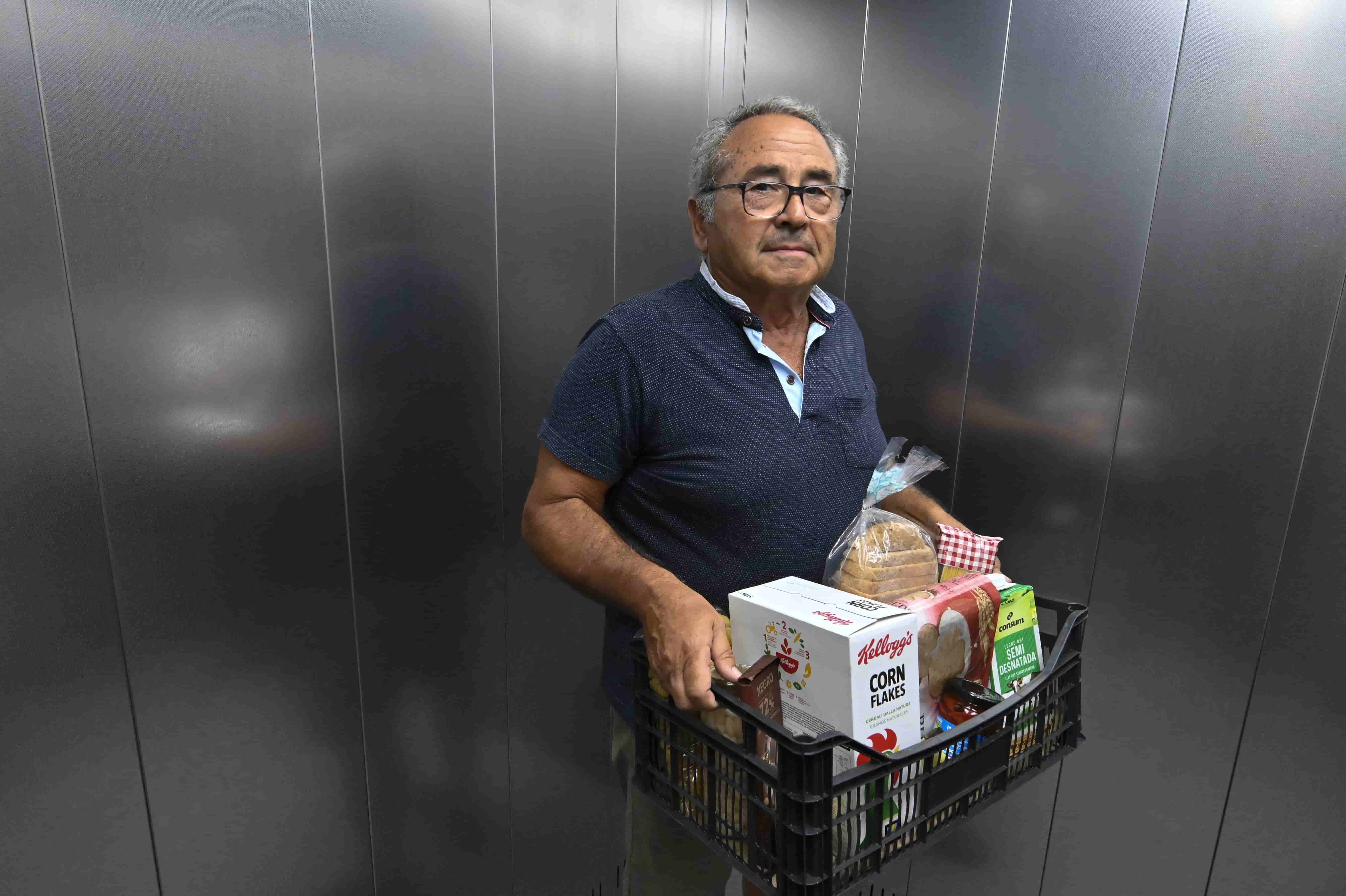 Ramon, voluntario de la entidad social de Veí a Veí, coordina la entrega de lotes de alimentos en el barrio de Sant Antoni de Barcelona.