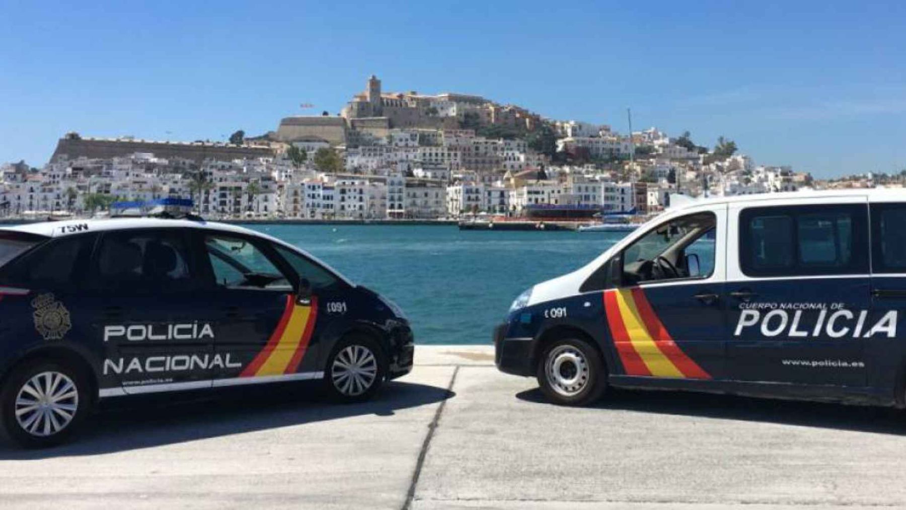 Dos furgonetas de la Policía Nacional en Ibiza.