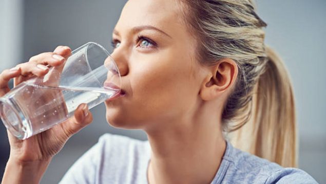 La razón científica de por qué no debes beber agua mientras comes. Lo llevas haciendo mal toda la vida