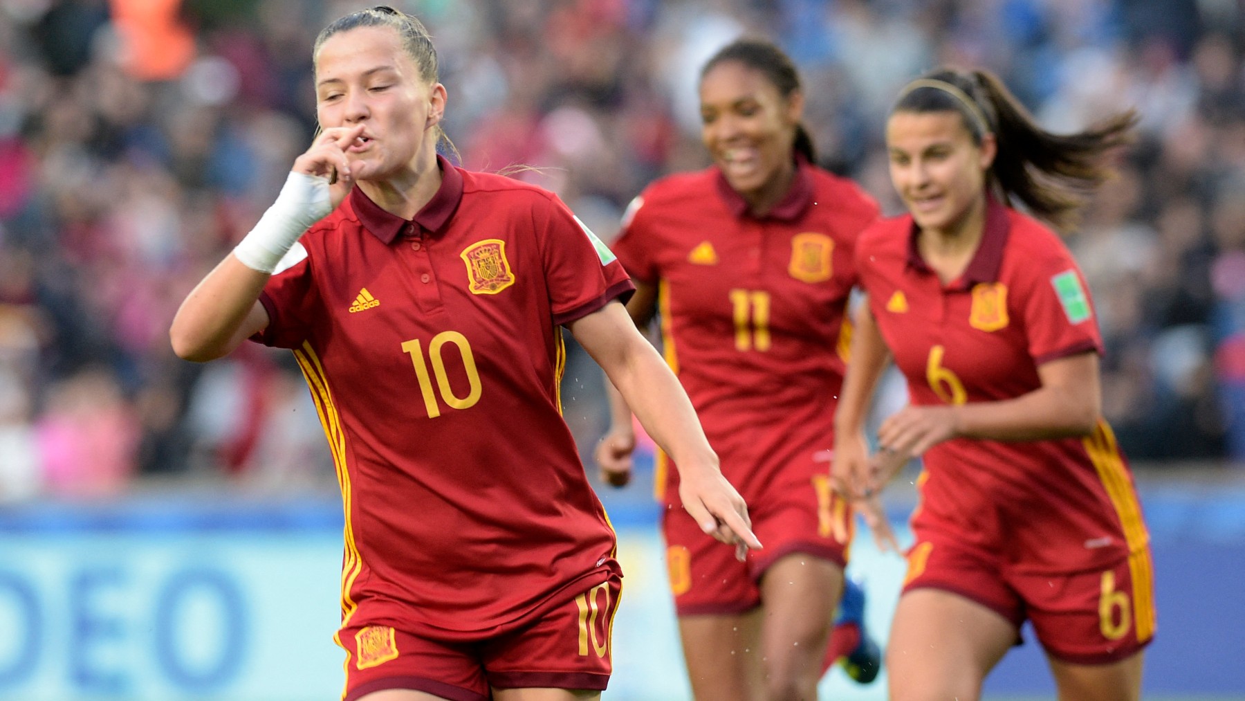 Claudia Pina celebra un gol con España. (Getty)