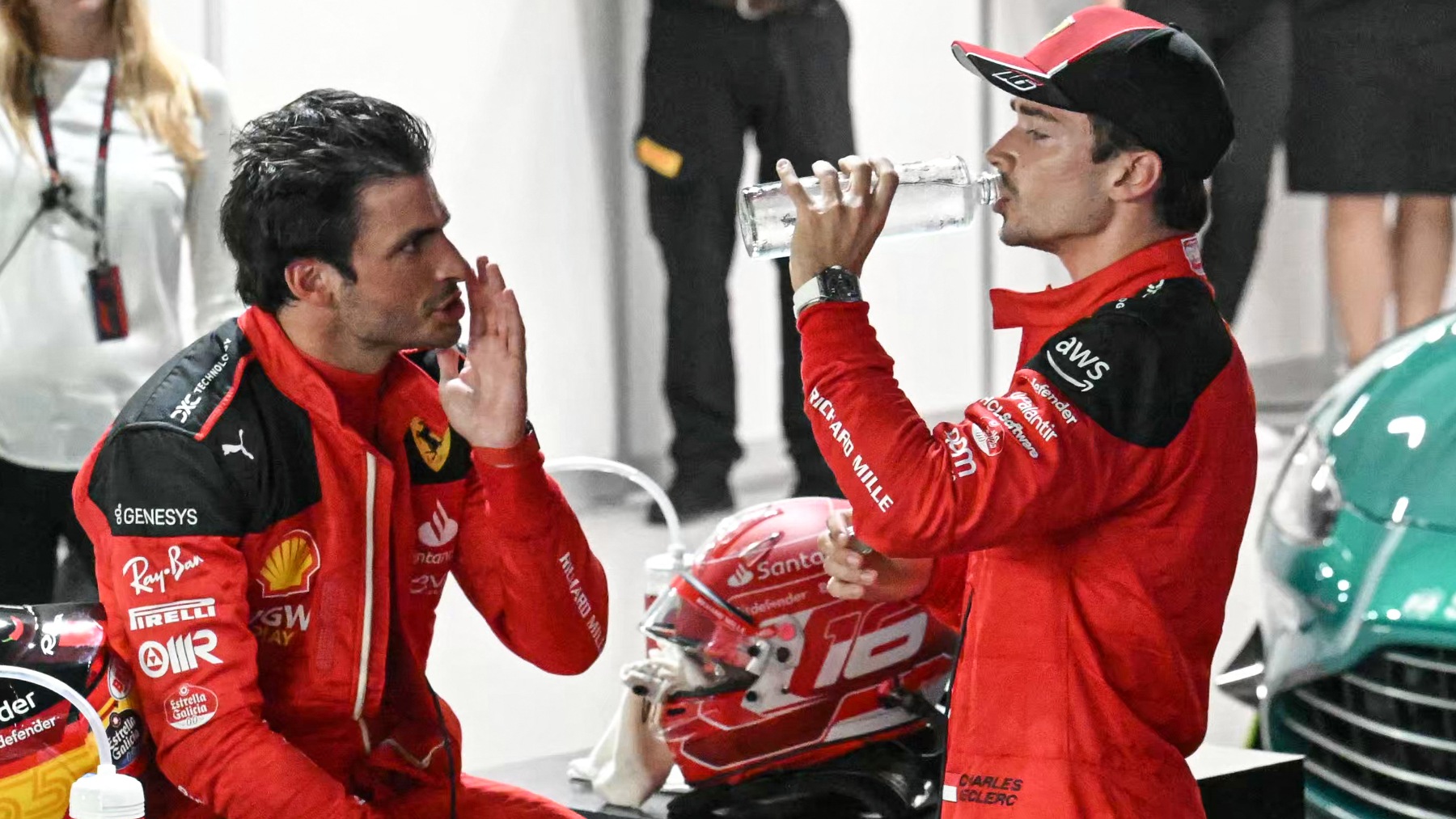 Charles Leclerc y Carlos Sainz mantienen una conversación en el garaje de Ferrari. (AFP)