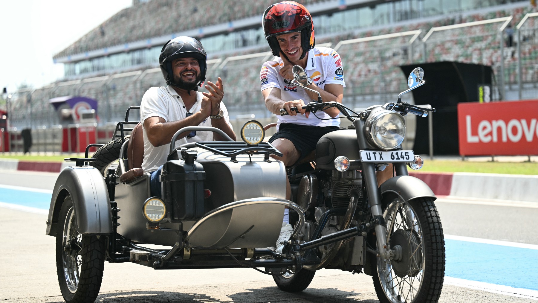 Marc Márquez y el jugador de Cricket Suresh Raina en el Circuito Internacional de Buddh. (AFP)