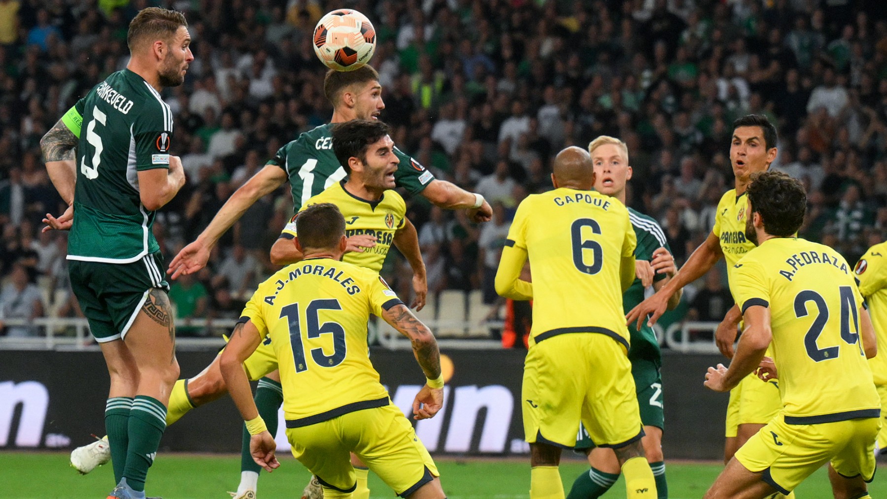El Panathinaikos intenta rematar un balón ante el Villarreal. (AFP)