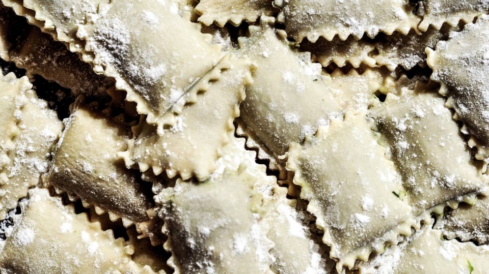 ¡El arte de preparar raviolis rellenos rebozados en la freidora de aire y sorprende a todos con su sabor único!