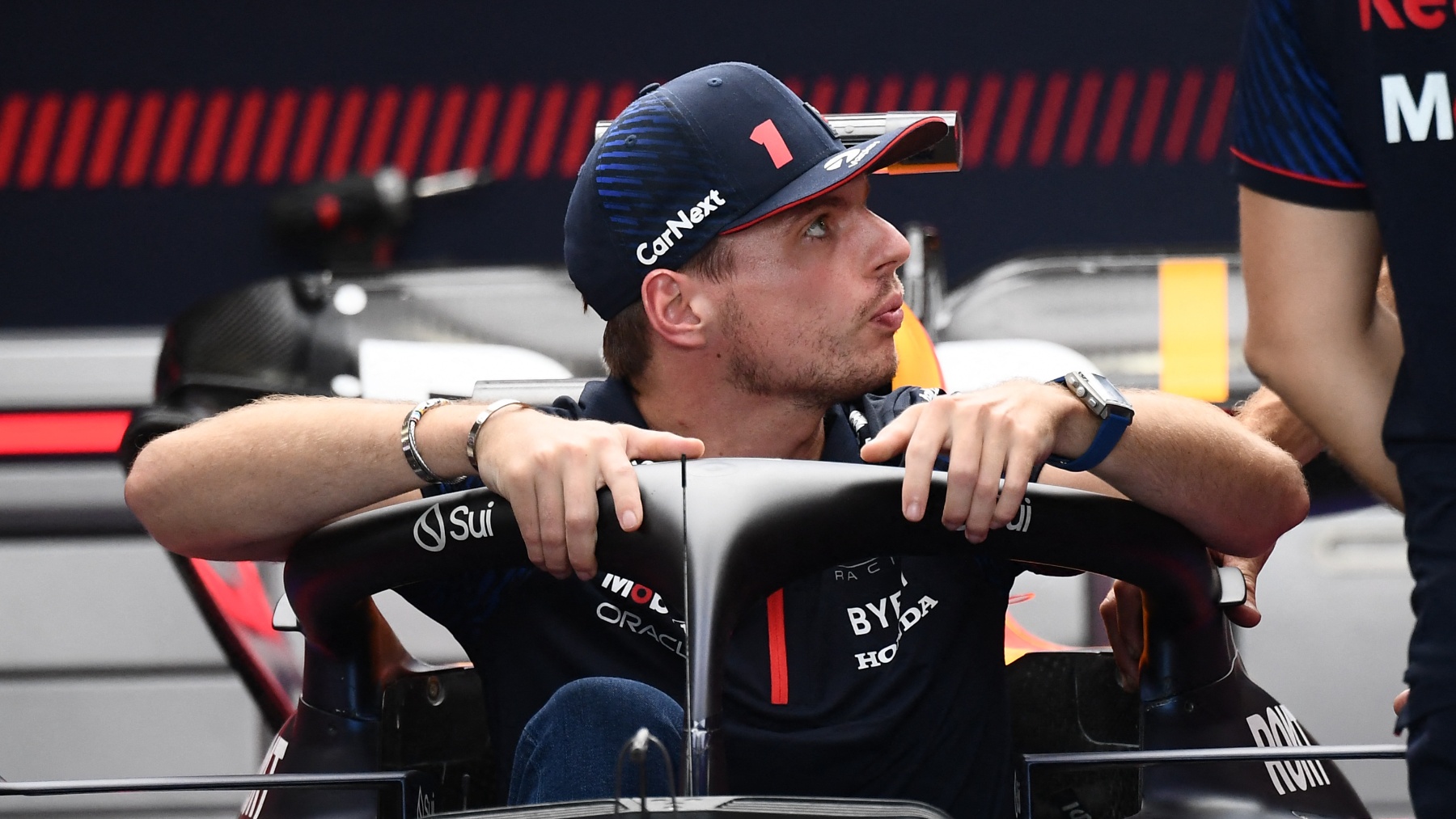 Verstappen subido a su Red Bull. (AFP)