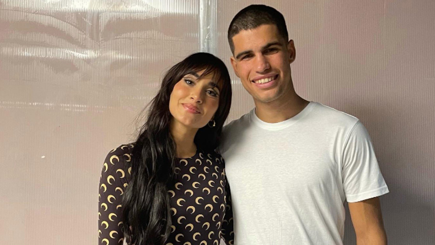 Aitana y Carlos Alcaraz posan en una foto.