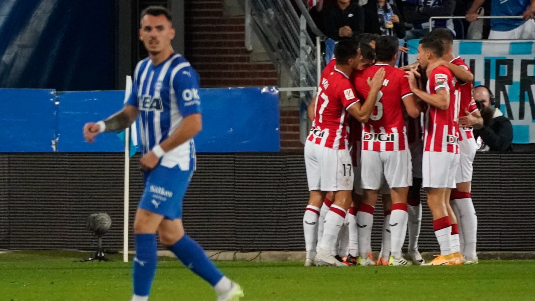 Los jugadores del Athletic celebran uno de los goles ante el Alavés. (EFE)