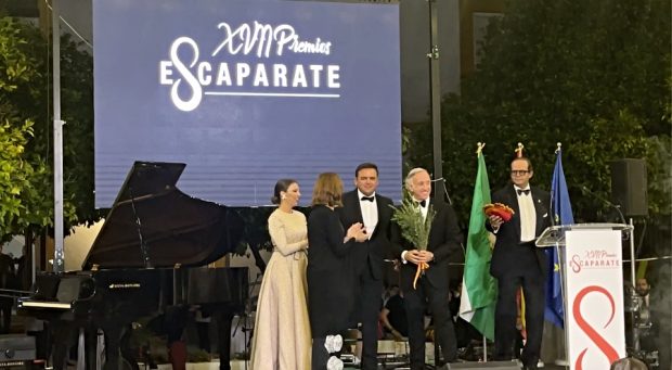 Eduardo Inda, recibiendo el Premio a la Prensa Escaparate 2023