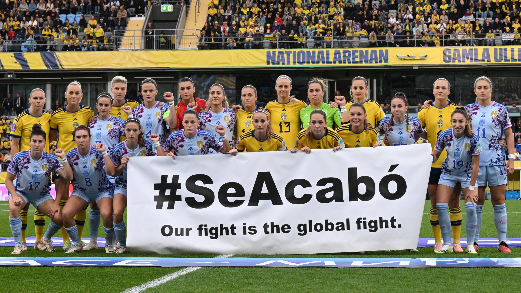 Las jugadoras de España y Suecia posaron con una pancarta. (AFP)