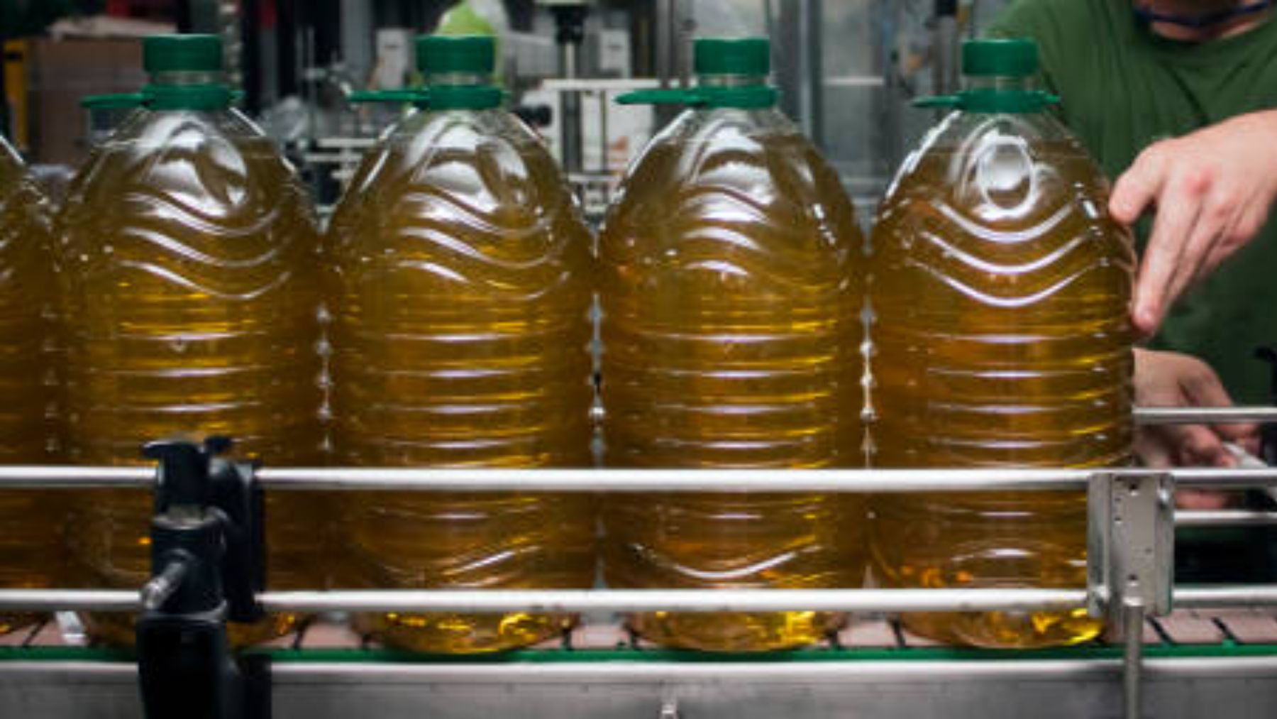 El precio del aceite de oliva empuja al alza el coste de la cesta de la compra.