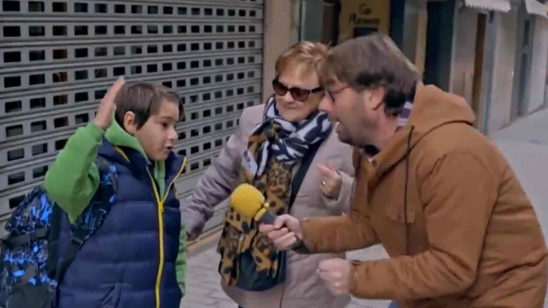 Un niño catalán critica a los políticos en una entrevista