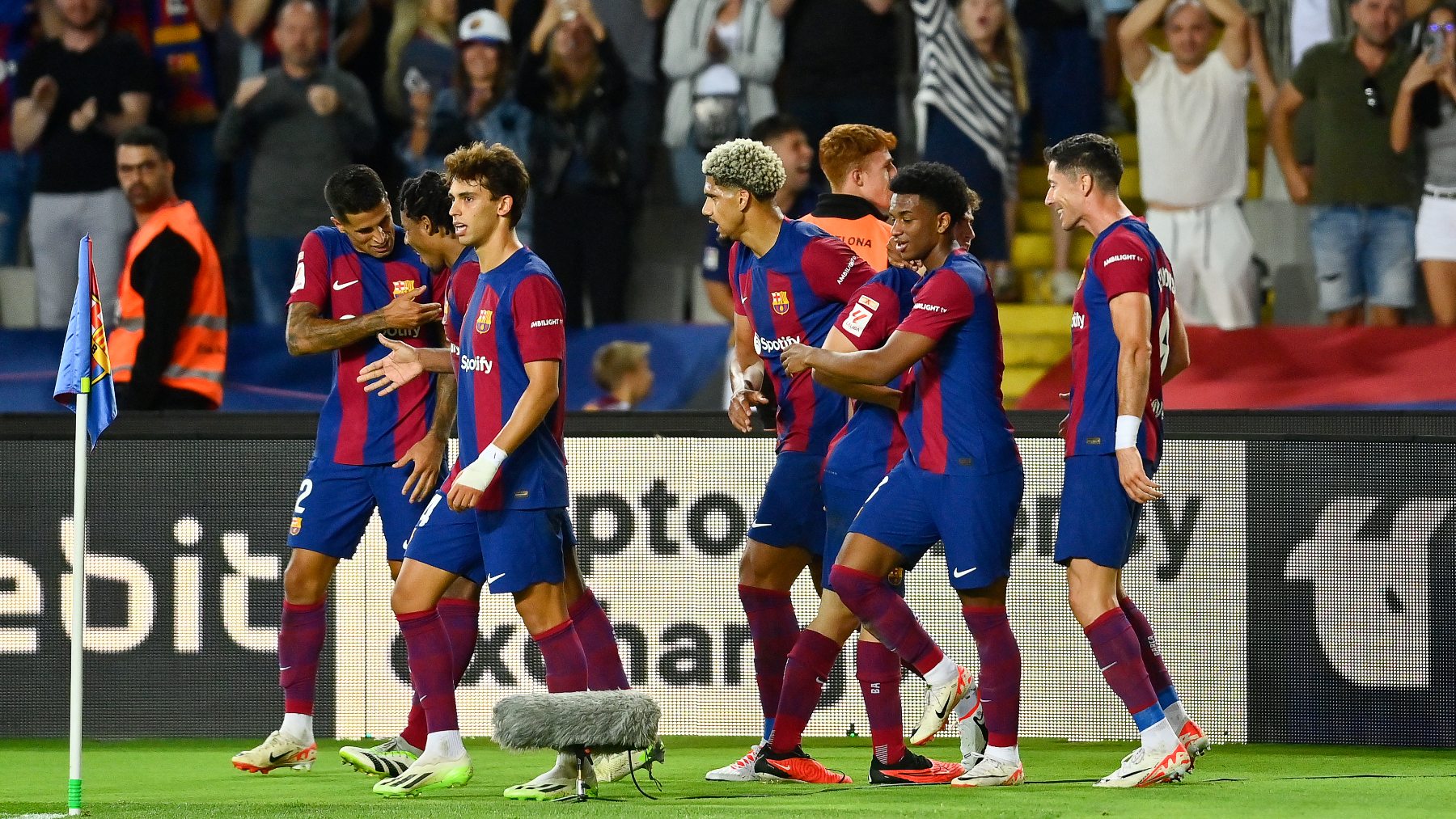 Los jugadores del Barcelona celebran el gol de Cancelo. (AFP)