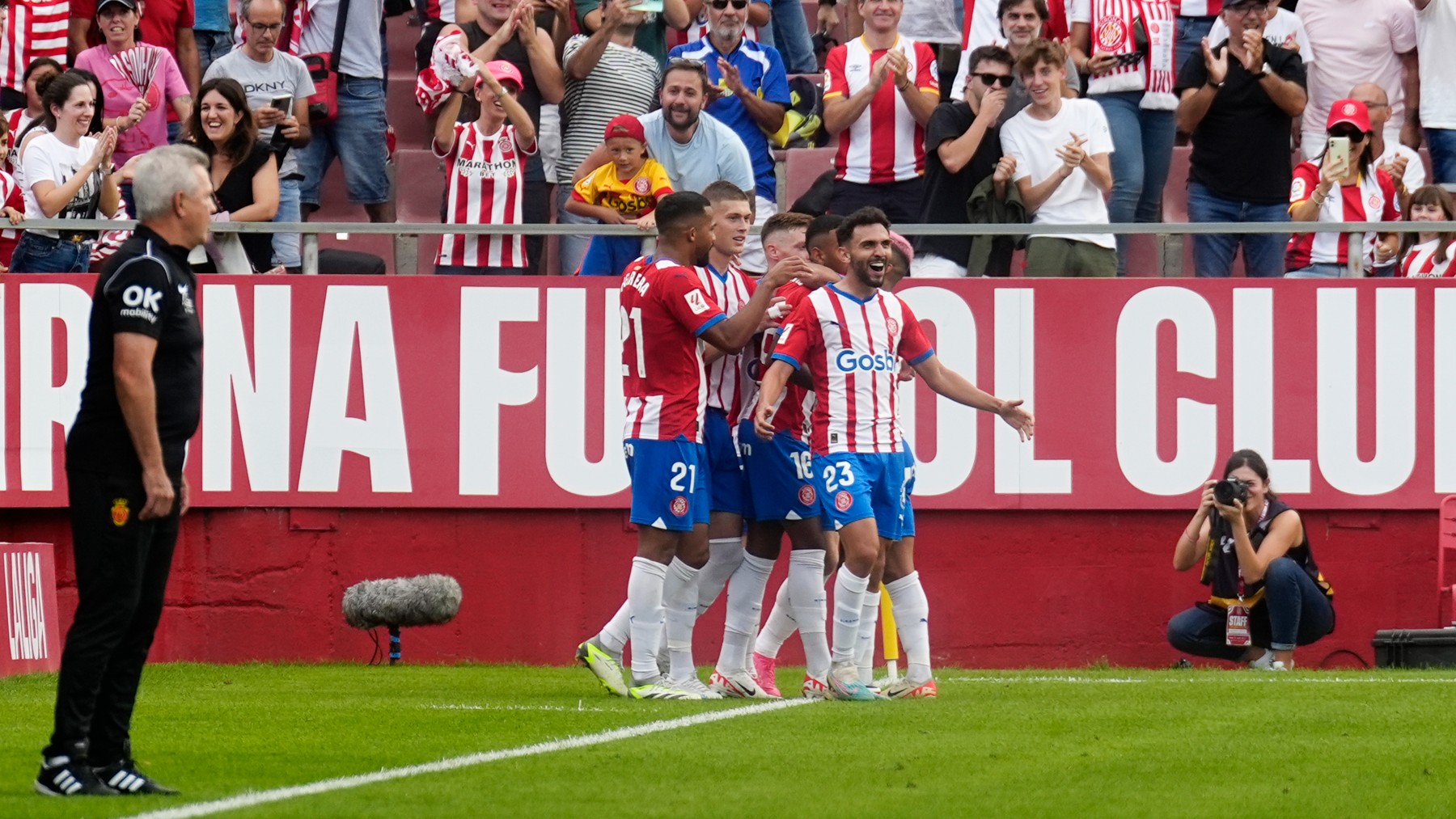 Aguirre observa a los jugadores del Girona celebrar un gol