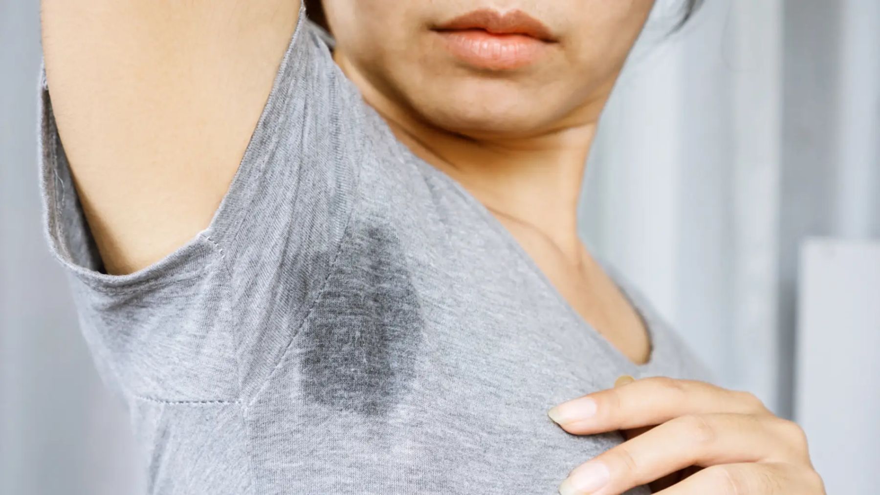 La hiperhidrosis en términos médicos se entiende como el exceso de sudoración.