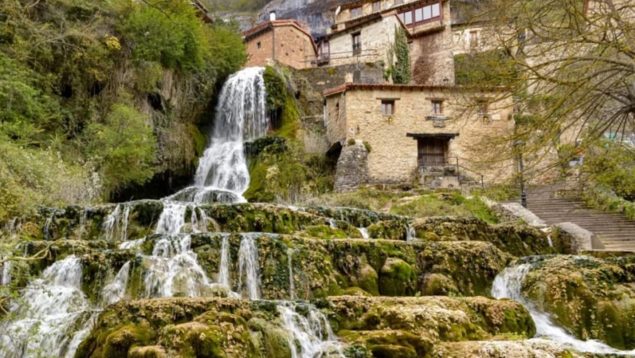 Pueblo de Burgos con cascadas