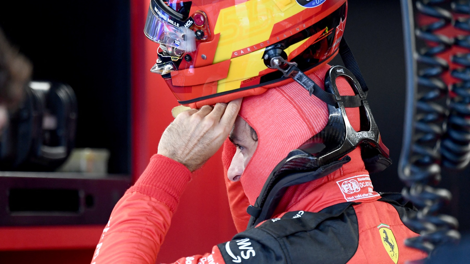 Carlos Sainz se quita el casco. (AFP)