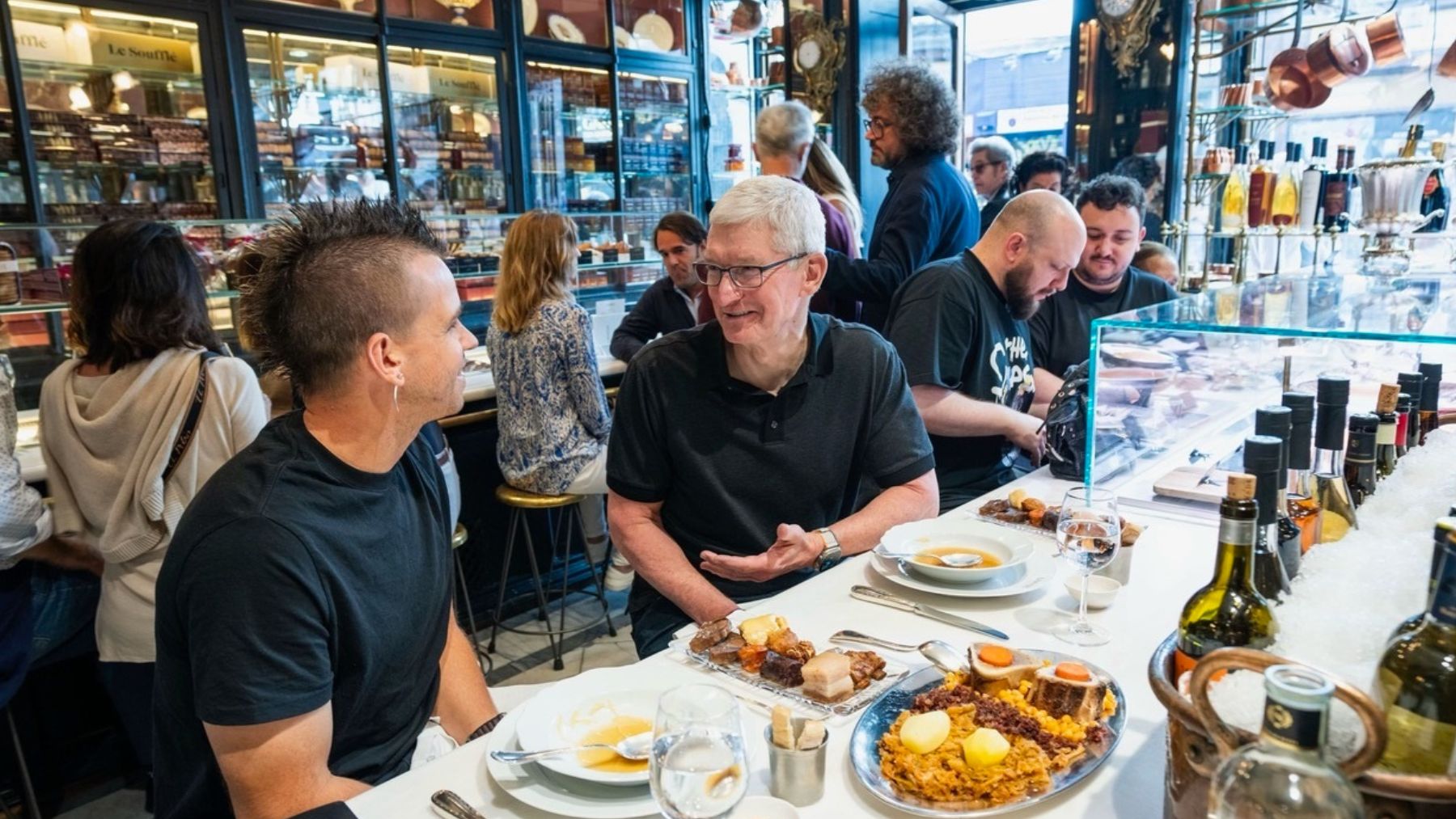 El CEO de Apple, Tim Cook, con el chef español Dabiz Muñoz en el restaurante Lhardy, en Madrid.