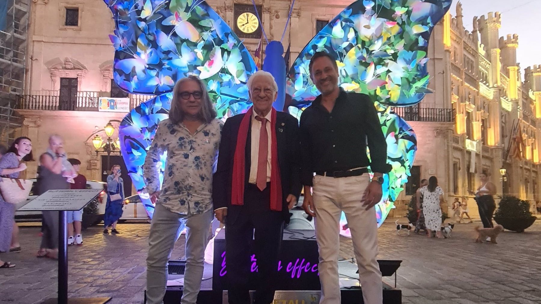 El Padre Ángel recibe en Palma la escultura solidaria ‘Efecto Mariposa’ de Garner y Mulet Panizza