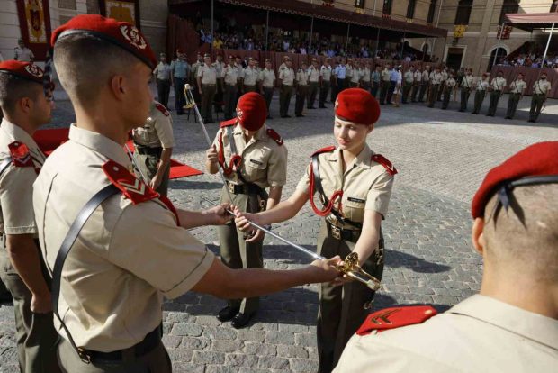 La cadete Borbón Ortiz recibiendo el sable en la ceremonia del pasado martes en la Academia General Militar de Zaragoza. 